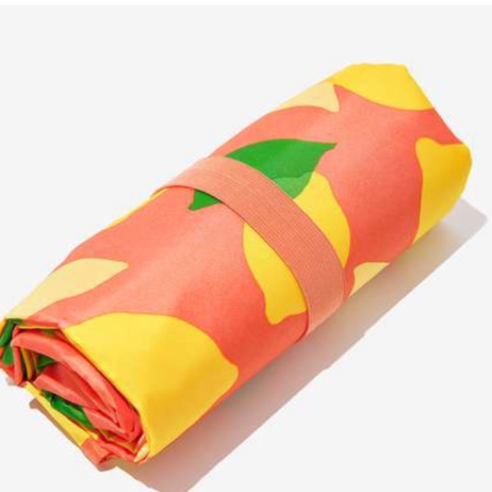 New KATE SPADE NY Picnic Blanket 100% Polyester 60” x 54” Lemon Print Soft - Picture 4 of 5